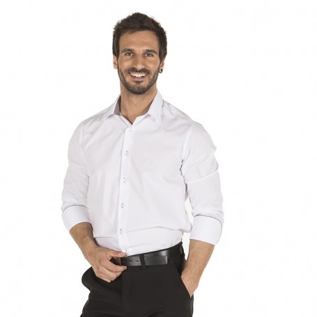 chico con camisa
